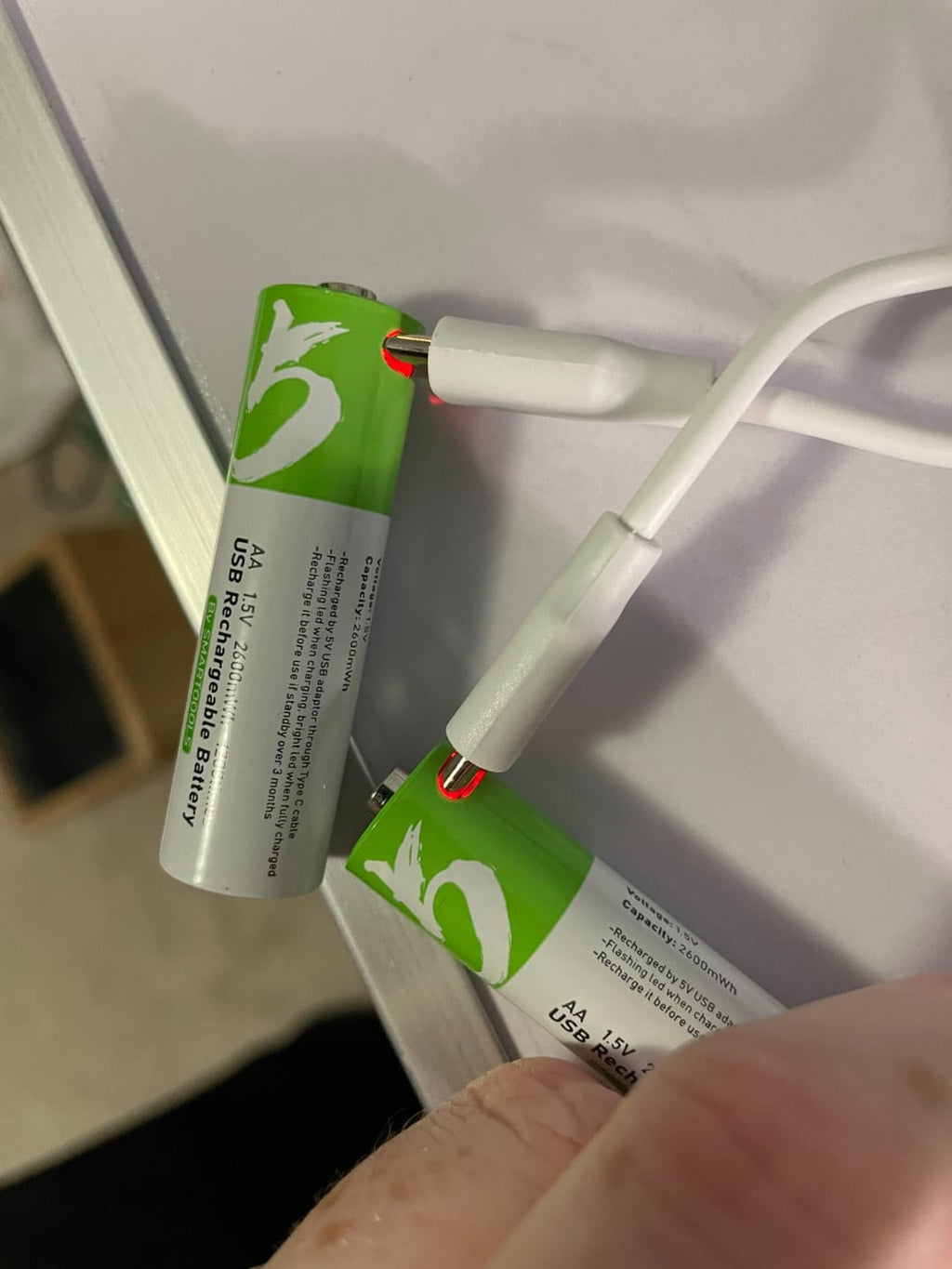 Baterije se pune preko USB-C kabla, LED indikator svetli crveno