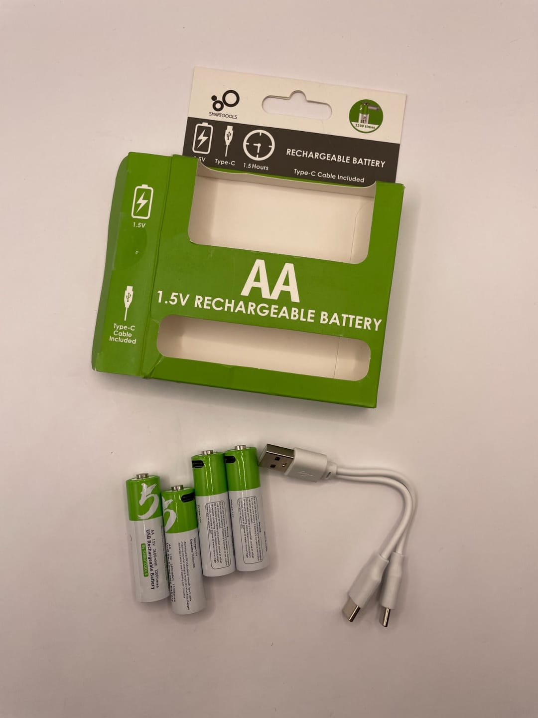 Sadržaj pakovanja - kutija, 4 baterije i USB-C kabl